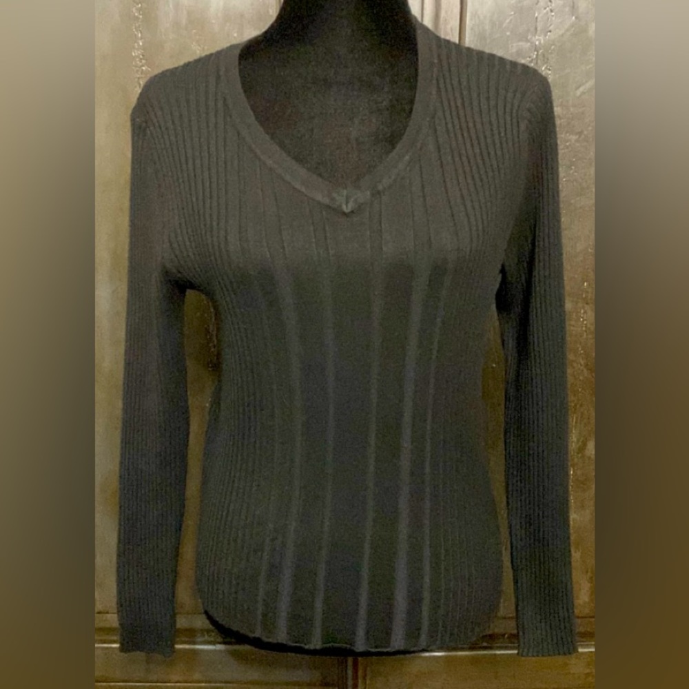Carolyn Taylor black ribbed v-neck sweater. XL